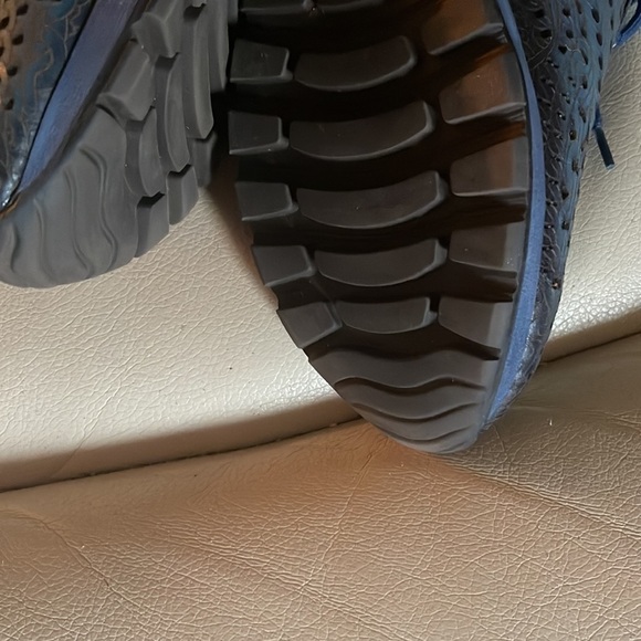 Worn once size 8 L’artiste spring step all leather sneakers but too short on me - Picture 2 of 2